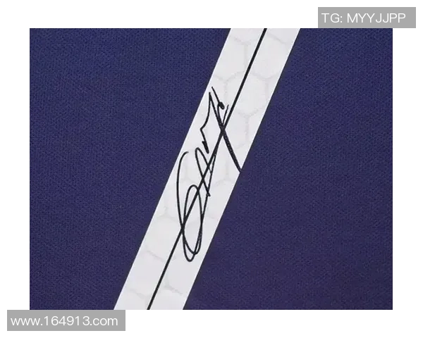 足球巨星亲笔签名拍卖盛典揭秘球迷收藏热情与市场价值